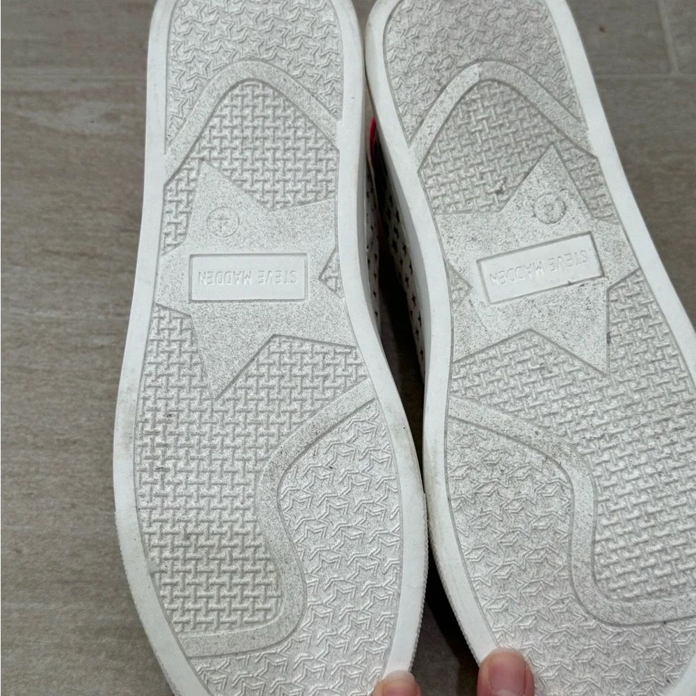 ⭐️🆕Steve Madden Girls Colorful and Fun Rezume Sneakers, 4⭐️